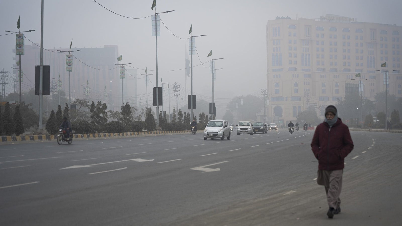 A road in Lahore, Pakistan with heavy smog.