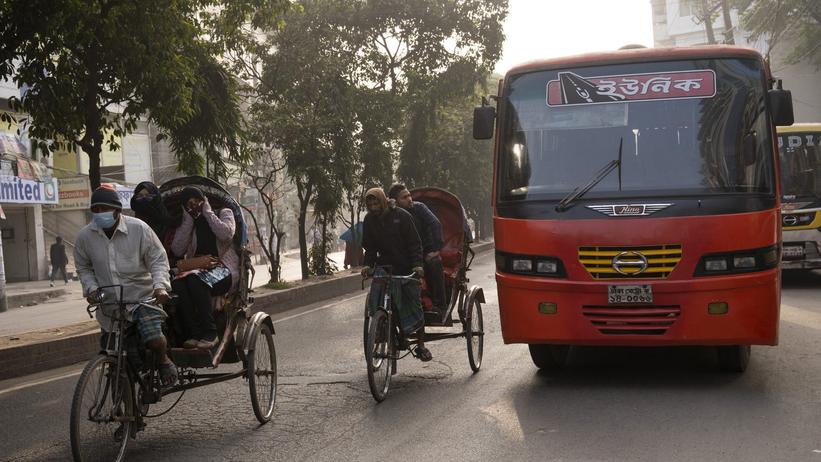 An evening street scene in Dhaka.